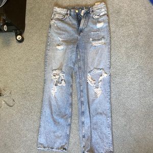 Light wash jeans size 6 US runs a little small. Never been worn!